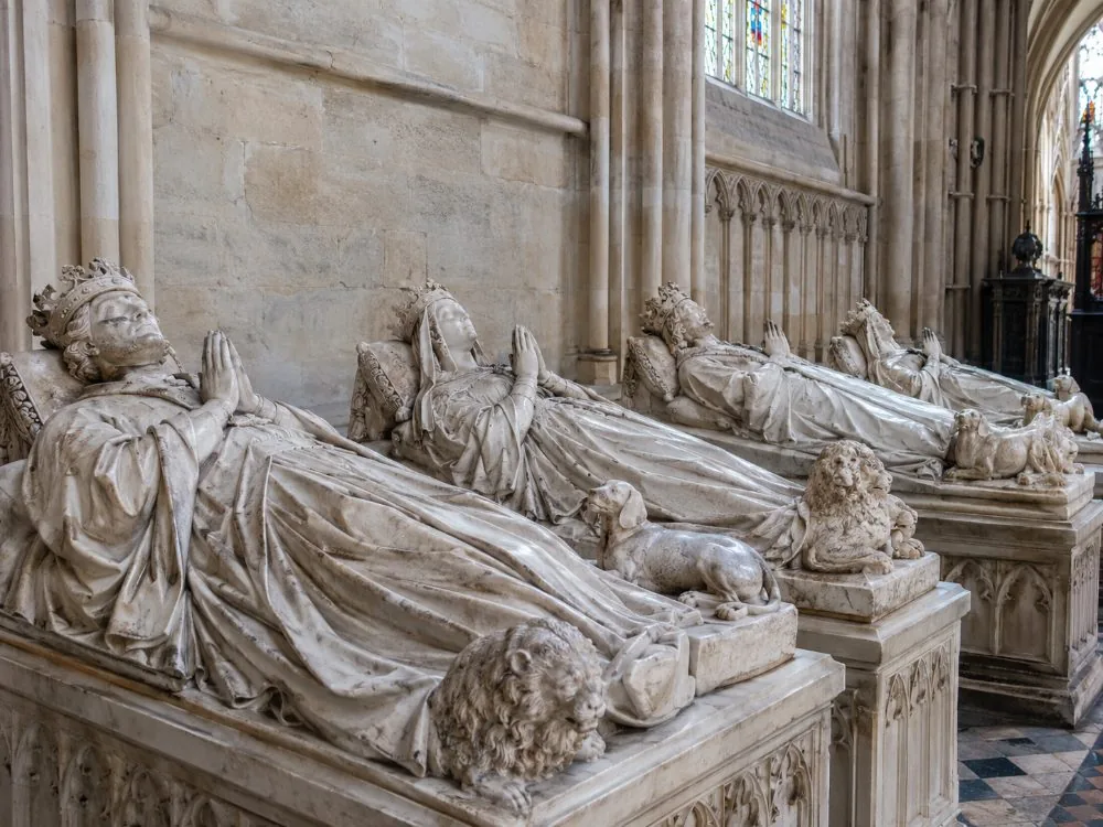 Gisants de pierre alignés dans le transept de la nécropole royale