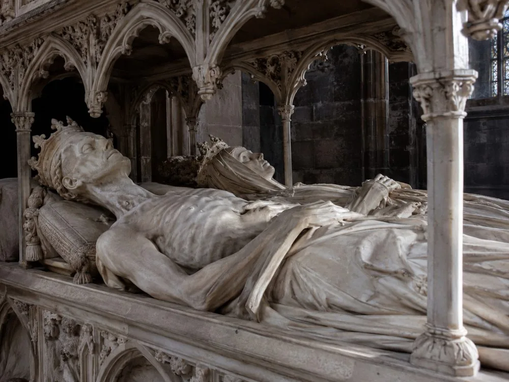 Transi sculpté sous le gisant habillé du tombeau de Louis XII et Anne de Bretagne